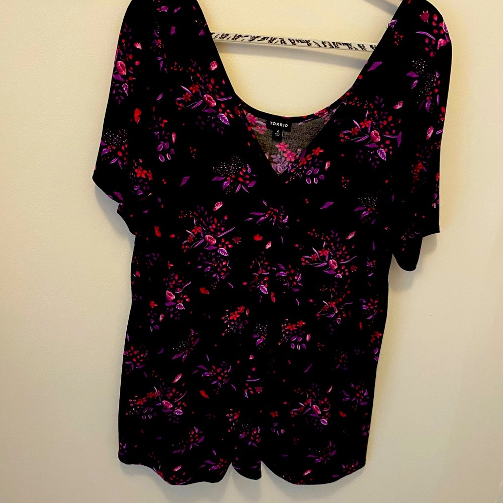 Torrid 4 Black Floral Swing Top
